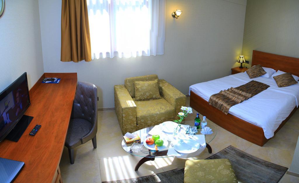 Park Avenue Hotel Yerevan Exterior photo